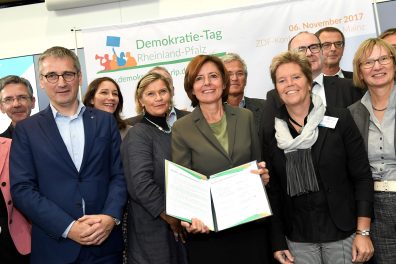 „Demokratie gewinnt!“: Starkes Bündnis soll junge Menschen frühzeitig an Demokratie heranführen