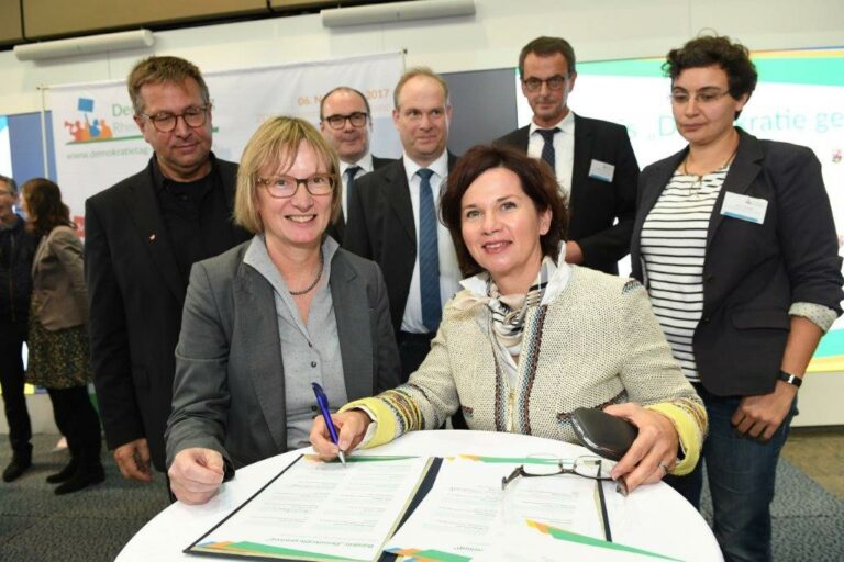 unterschrift pl demokratie gewinnt 1 768x512